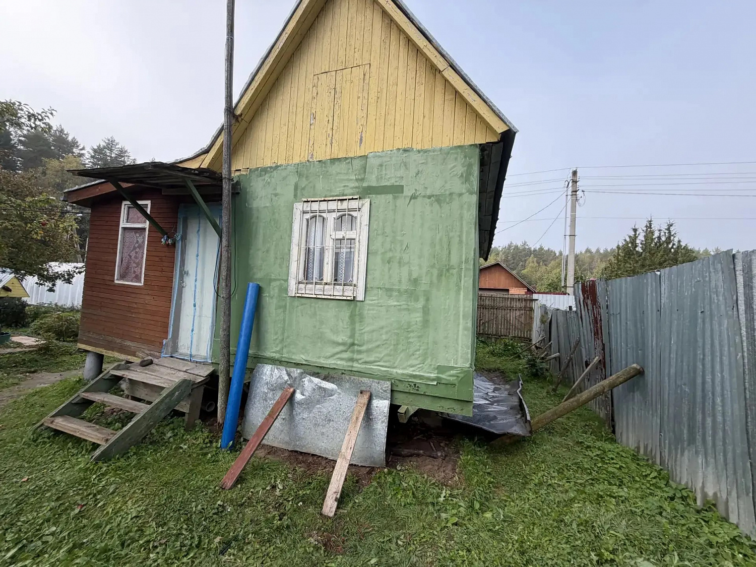 Заменили старый фундамент на сваи под дачным домом из двух строений 6х7м